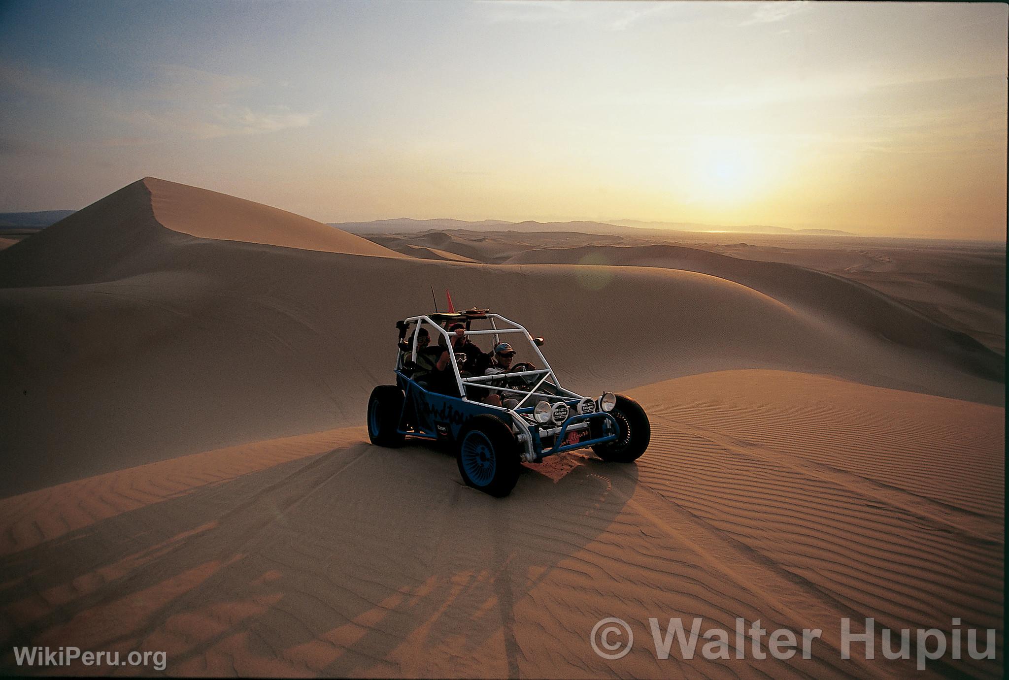 Auto tubular en el desierto de Ica