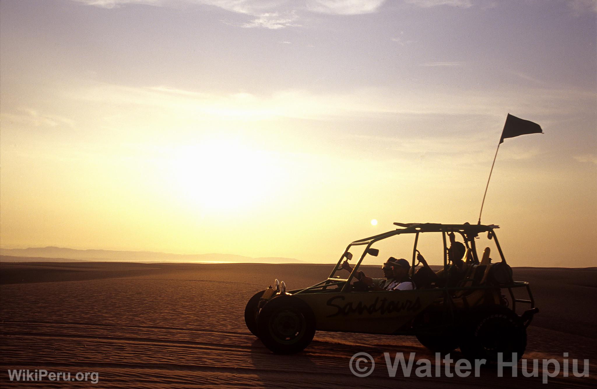 Auto tubular en el desierto de Ica