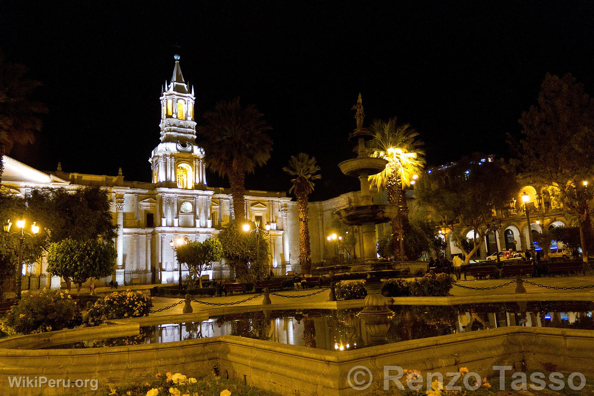 Palza de armas y catedral de Arequipa