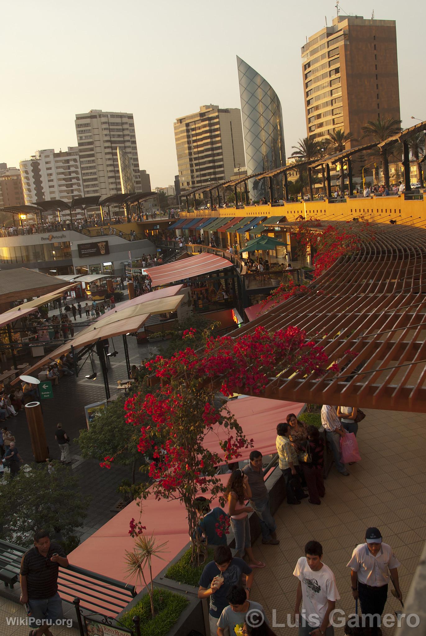 Centro Comercial Larcomar de Miraflores, Lima