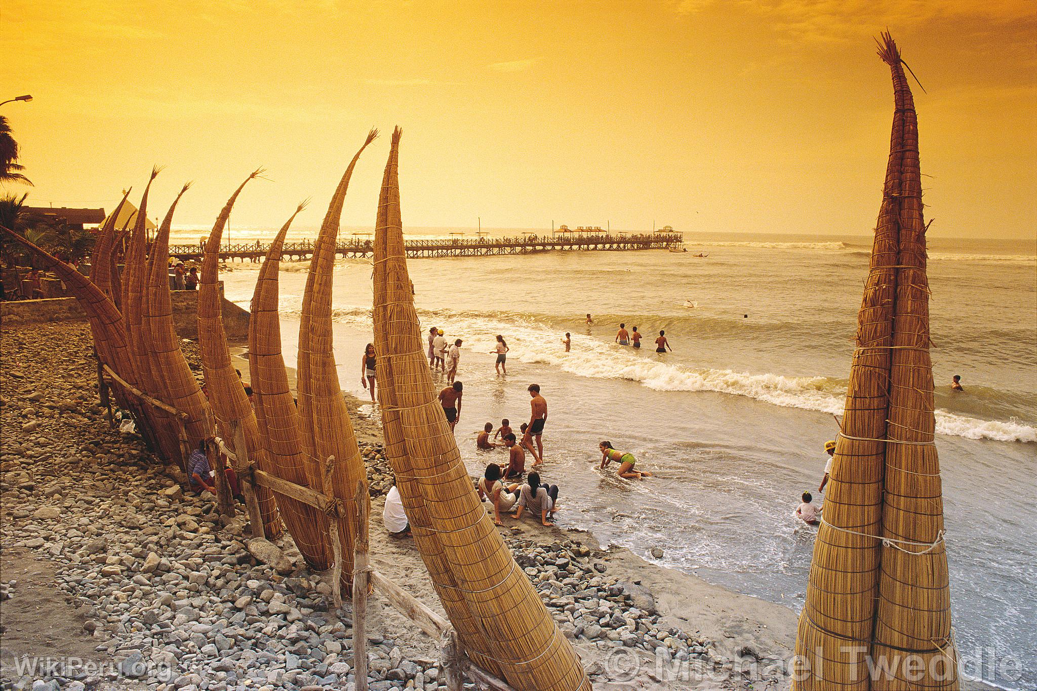 Caballitos de totora en Huanchaco