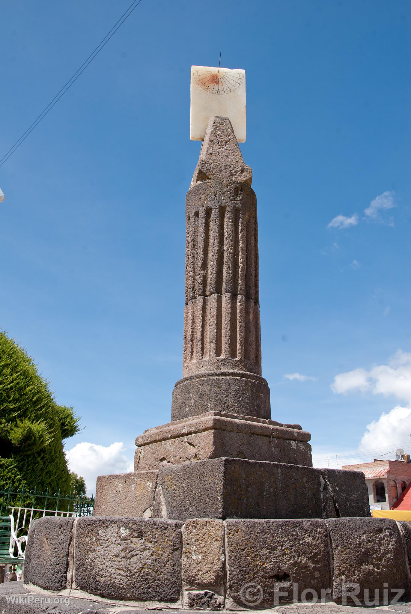 Reloj solar en la plaza de Chucuito