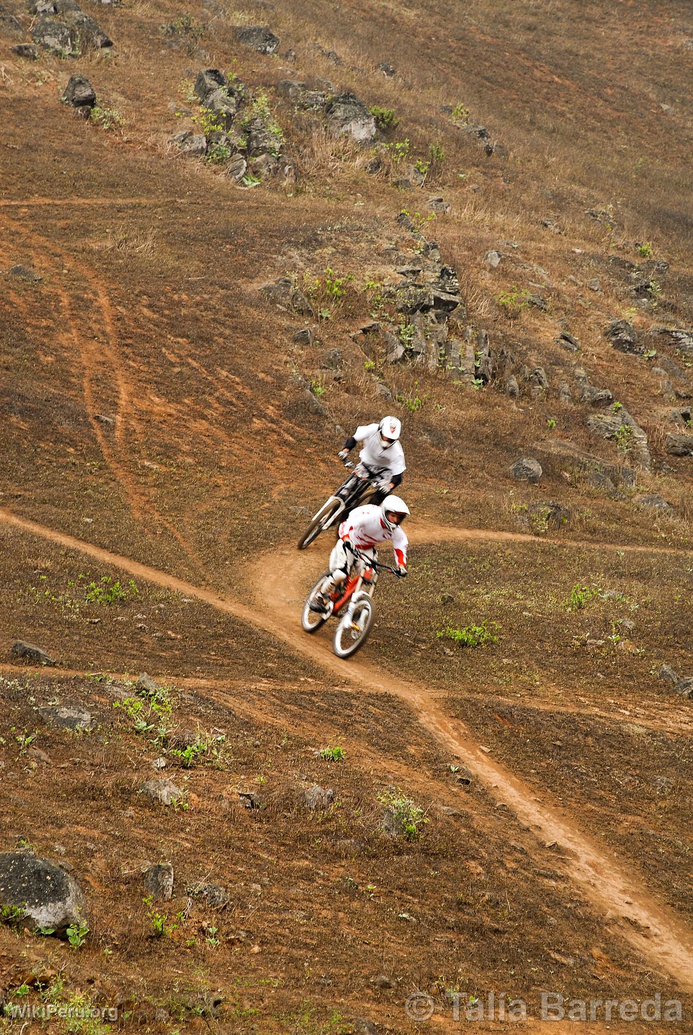 Ciclismo en las Lomas de Lcumo