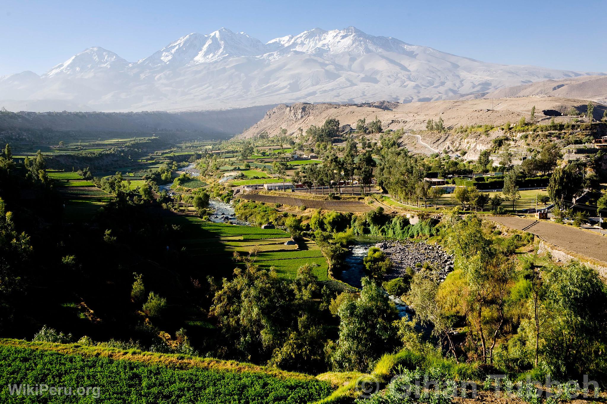 Volcn Chachani y campia de Arequipa