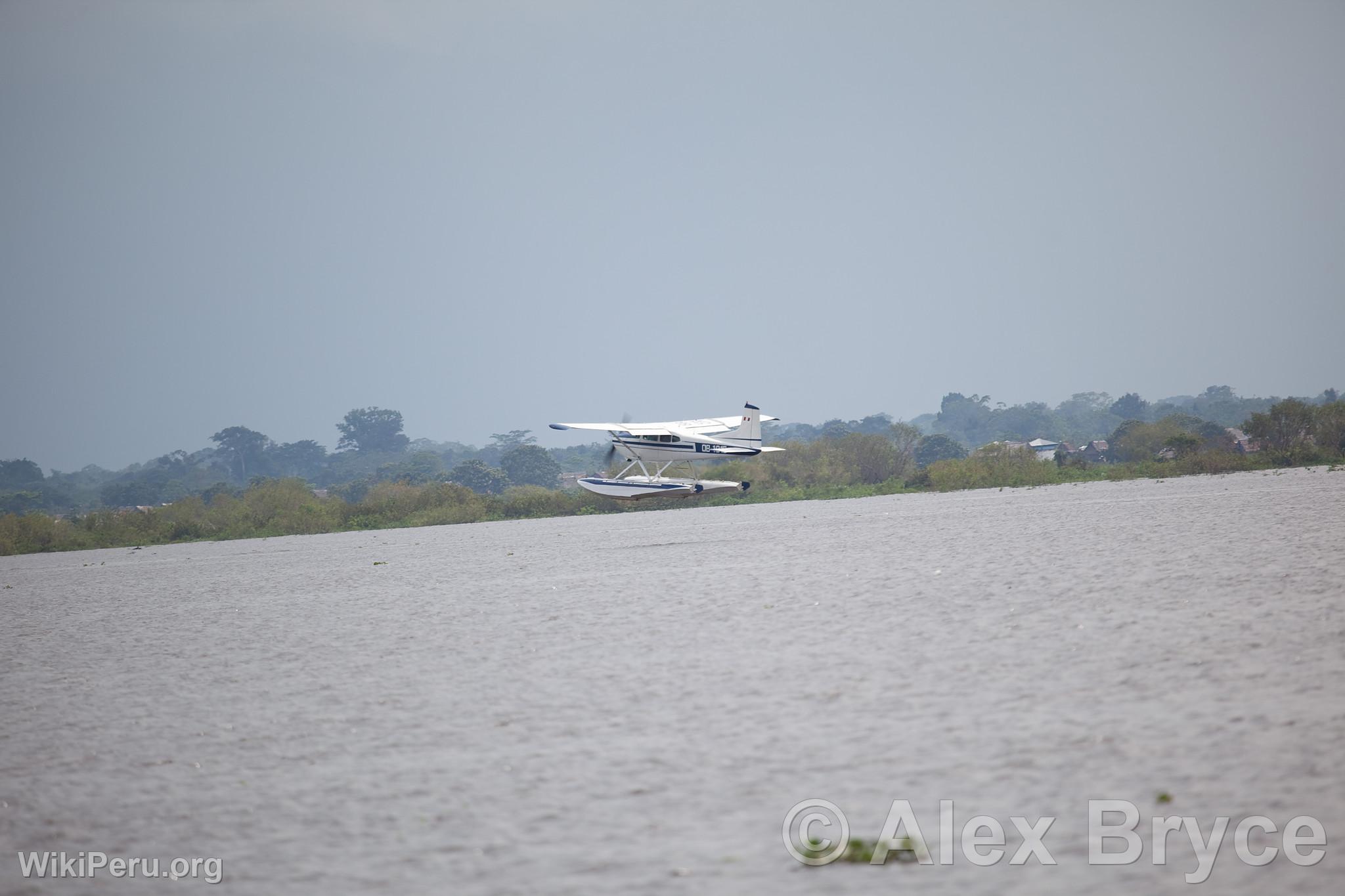 Hidroavin sobre el Ro Amazonas