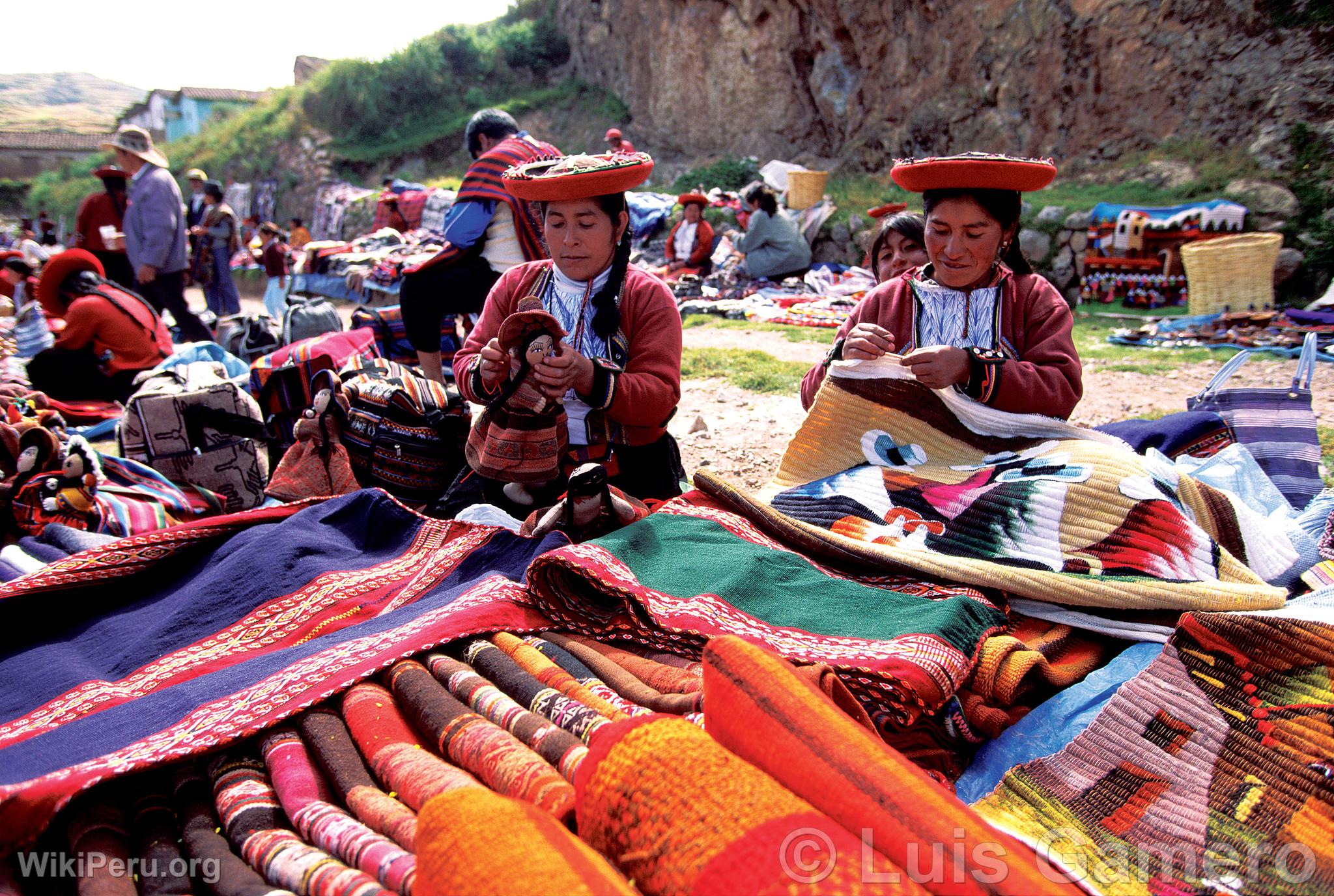 Venta de artesanias en Chincheros