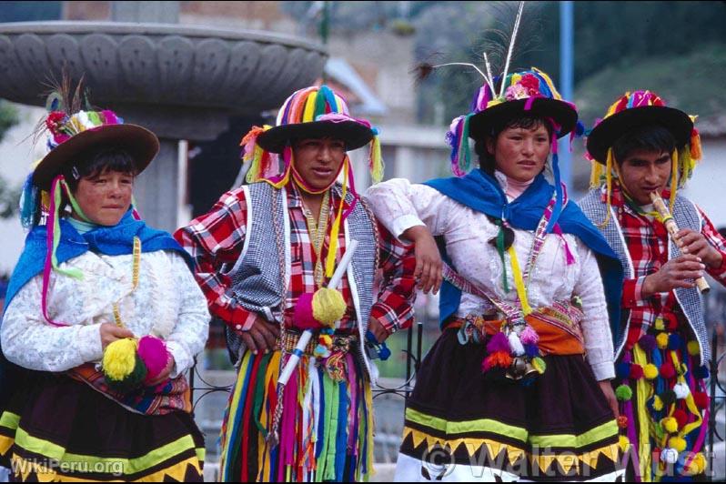 Pobladores en trajes tpicos, Huancavelica