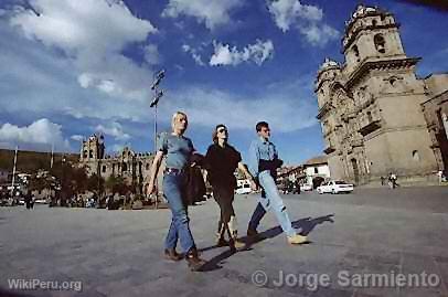 Turistas en la Plaza de Armas, Cuzco