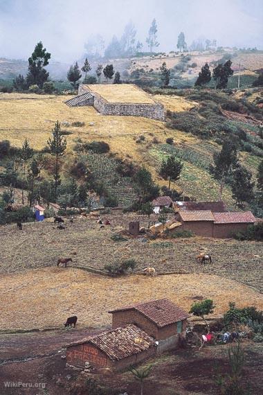 Ushnu en campia de Sayhuite, Apurmac