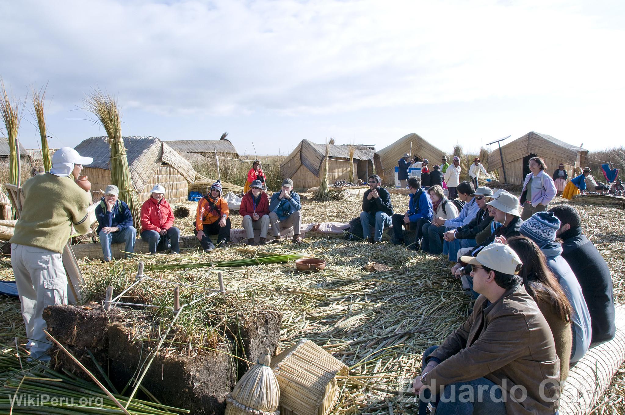 Turistas en las Islas de los Uros