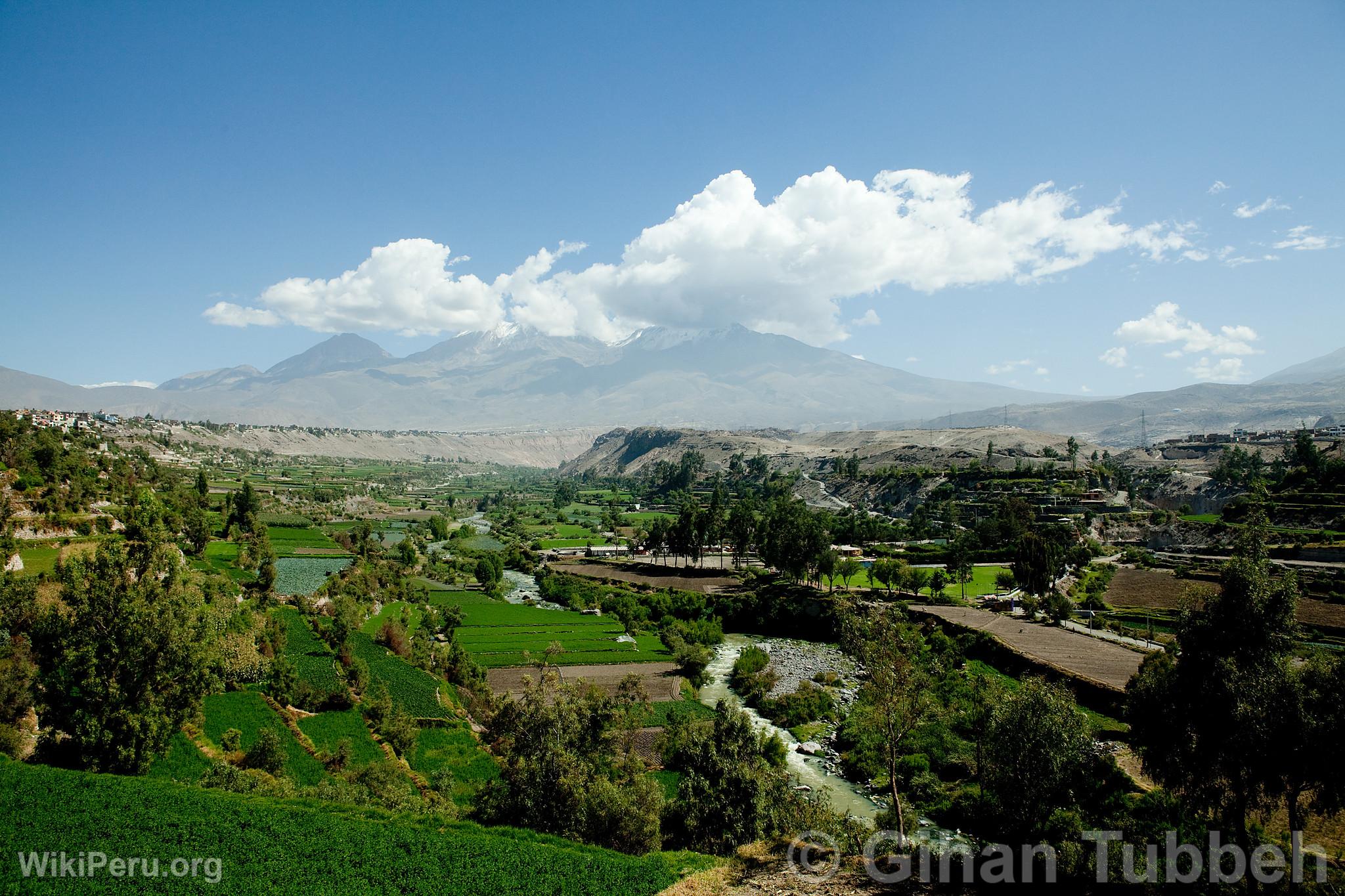 Volcn Chachani y campia de Arequipa