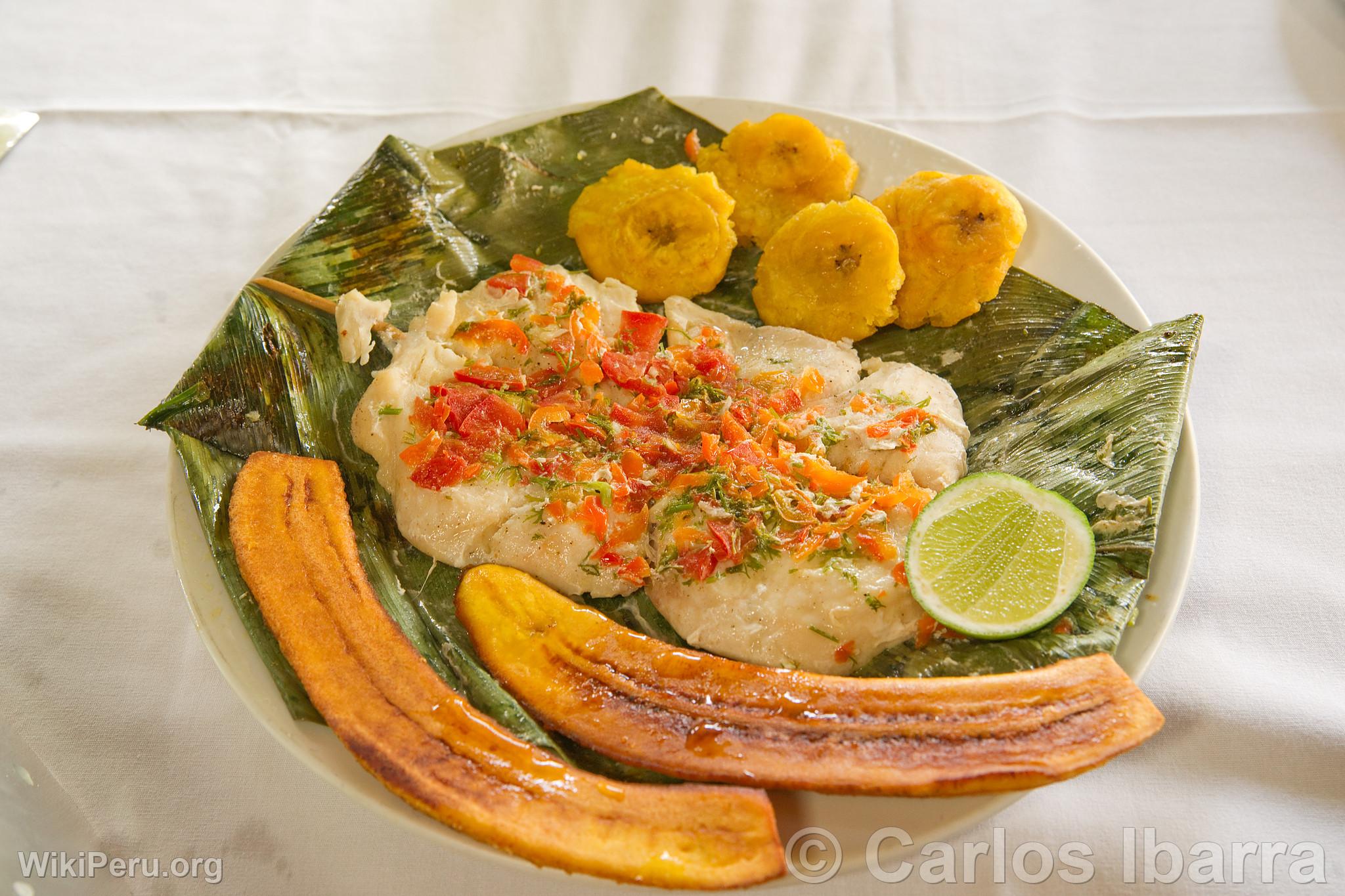 Paiche con patacones y pltanos fritos