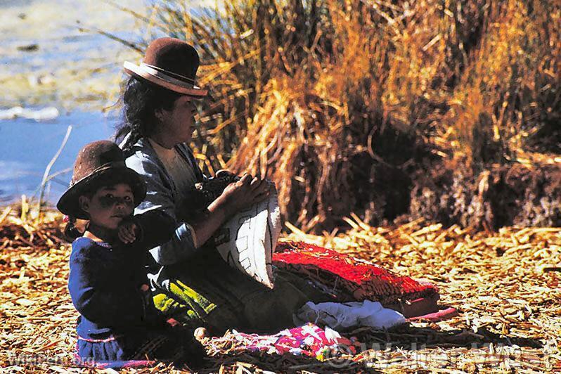 Pobladores Uros en sus islas flotantes