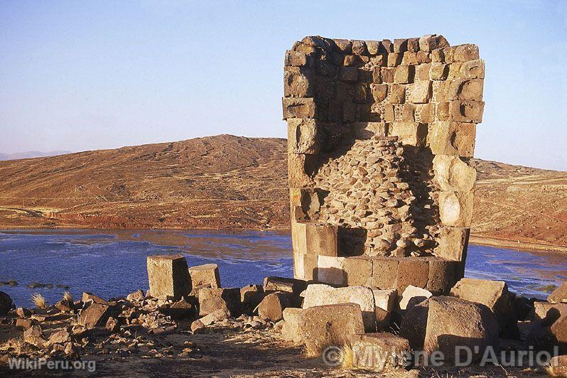 Chullpa a orillas del lago Umayo, Sillustani