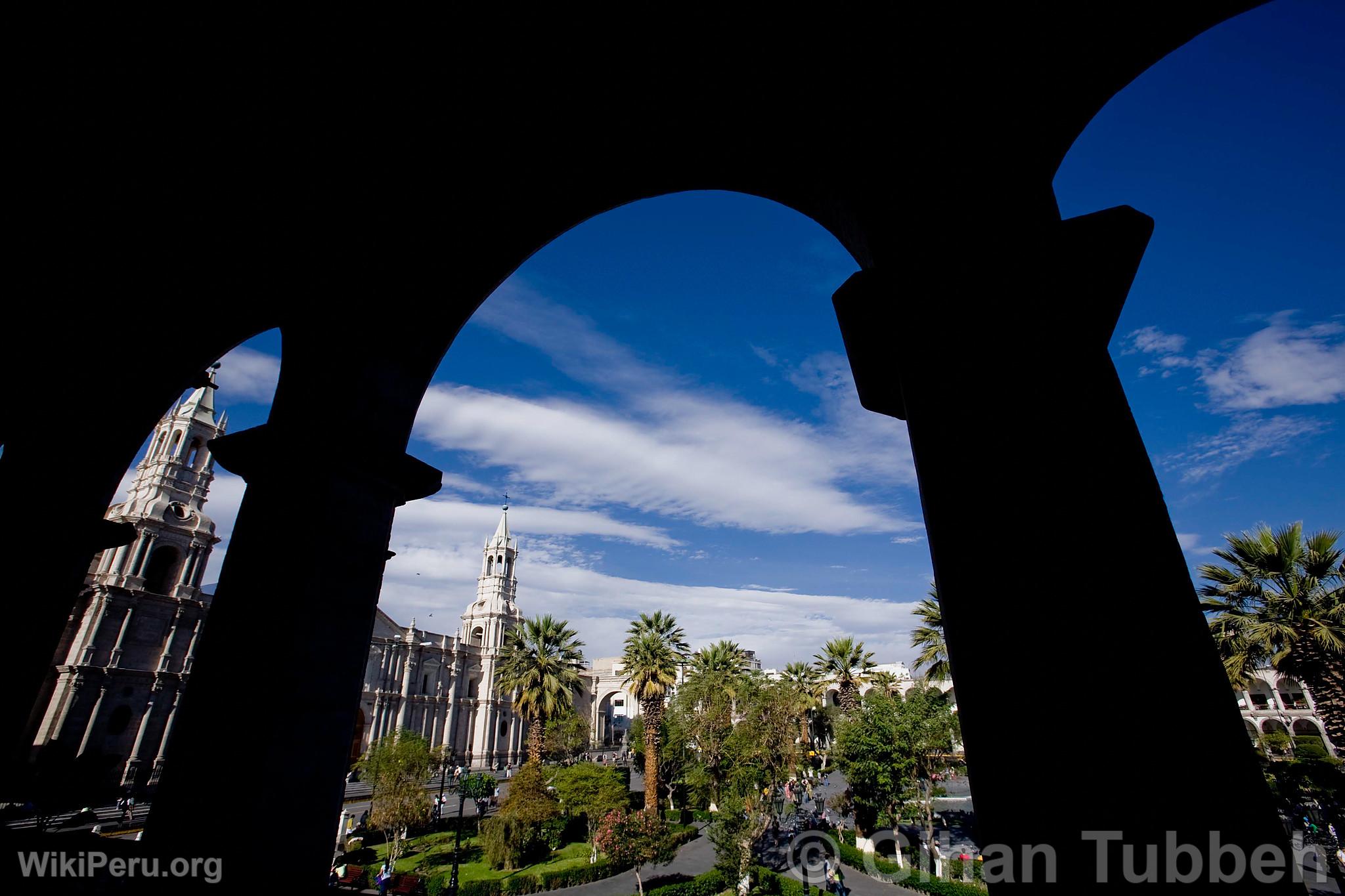 Plaza de armas y catedral de Arequipa