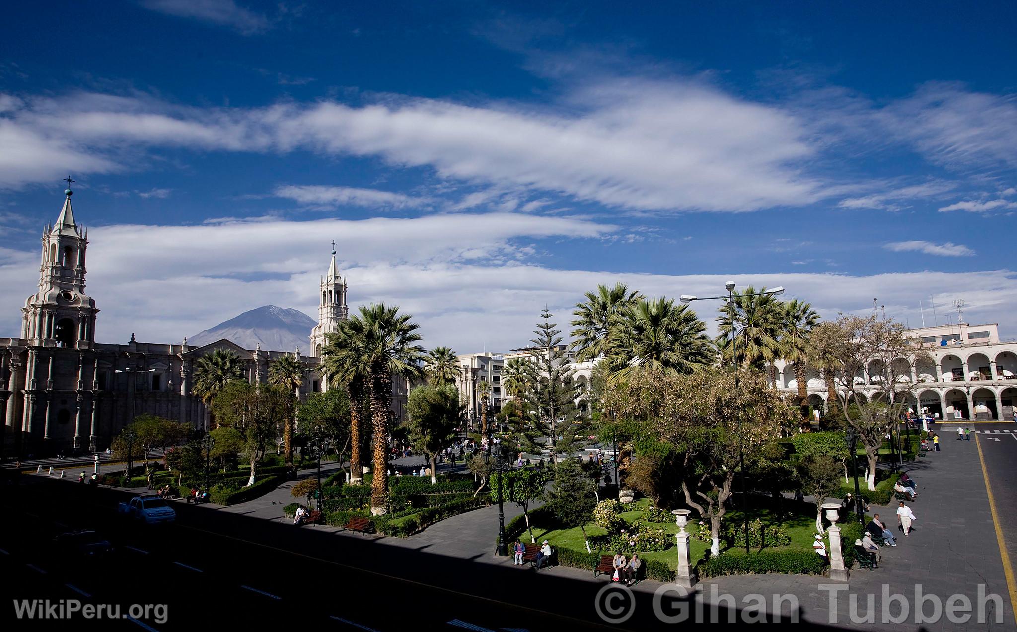 Plaza de armas y catedral de Arequipa