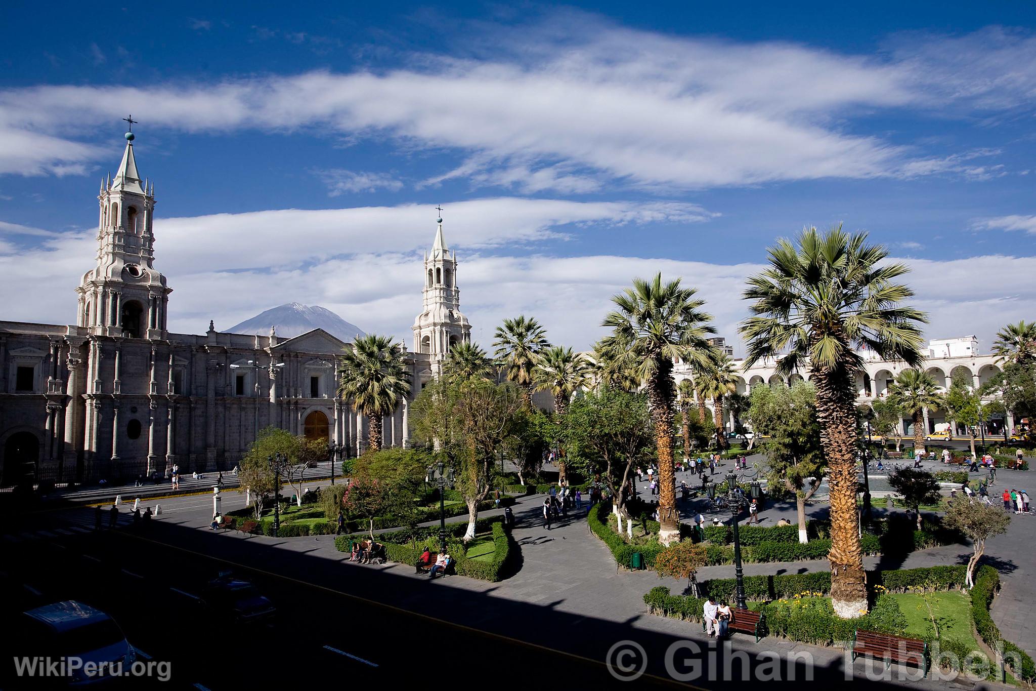 Plaza de armas y catedral de Arequipa