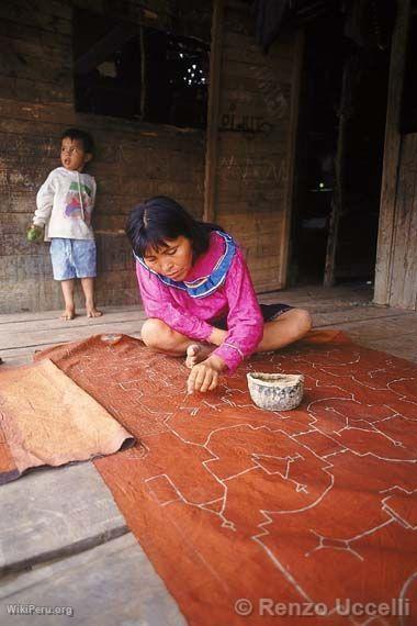 Shipiba pintando un textil