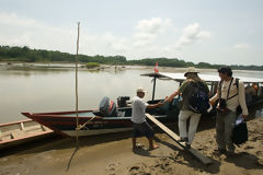 Turistas en el ro Madre de Dios