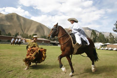 Marinera con caballo de paso