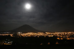 Vista de la ciudad con el Misti, Arequipa