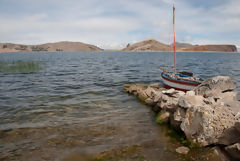 Isla Tikonata en el Lago Titicaca