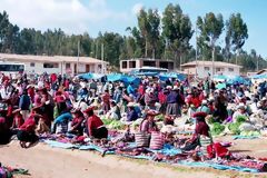 El mercado colorado del pueblo de Chinchero, Chincheros