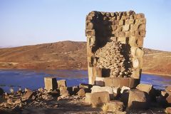 Chullpa a orillas del lago Umayo, Sillustani