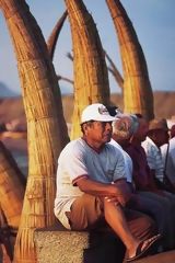 Poblador con caballitos de totora, Huanchaco