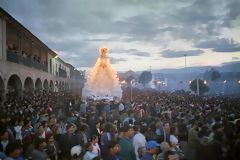 Procesion en Plaza de Huamanga el domingo de gloria